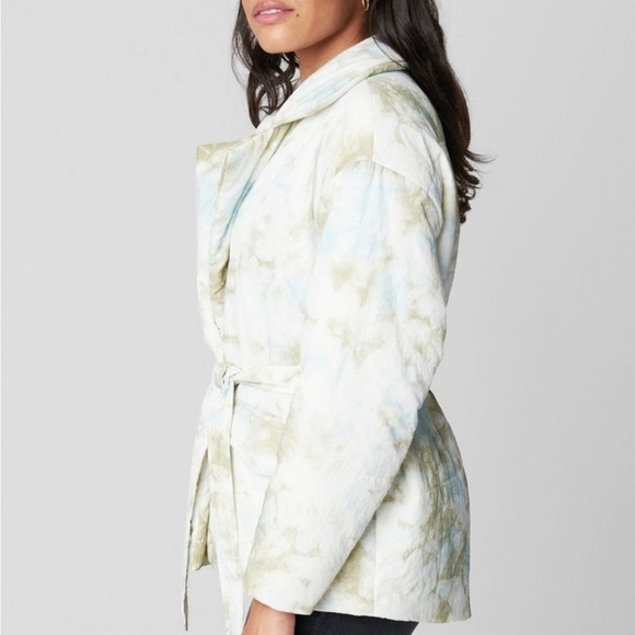 Blank NYC NWT A Perfect Day Watercolor Quilted Puffer Snap Front Belted Jacket M - Picture 2 of 5